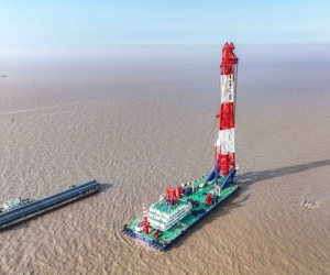 全球最大打桩船首秀杭州湾